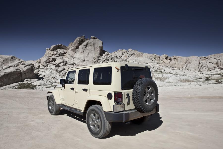  Jeep Wrangler Unlimited Mojave 2011 года  (фото 39 из 46)